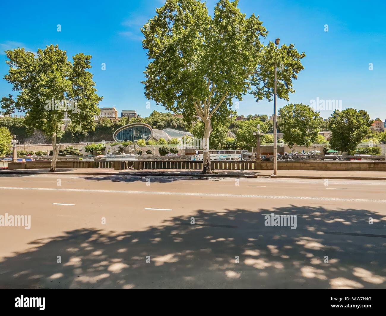 Tbilisi, Georgia. Il fiume Kura scorre nel mezzo di Tbilisi, la capitale georgiana. Foto Stock