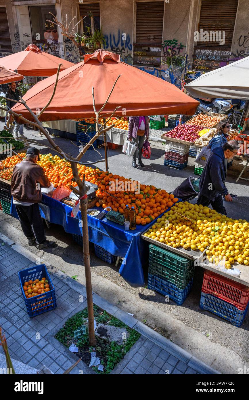 Bancarelle di frutta e verdura al mercato di strada del sabato di Exarcheia, Exarcheia, Atene, Grecia. Foto Stock