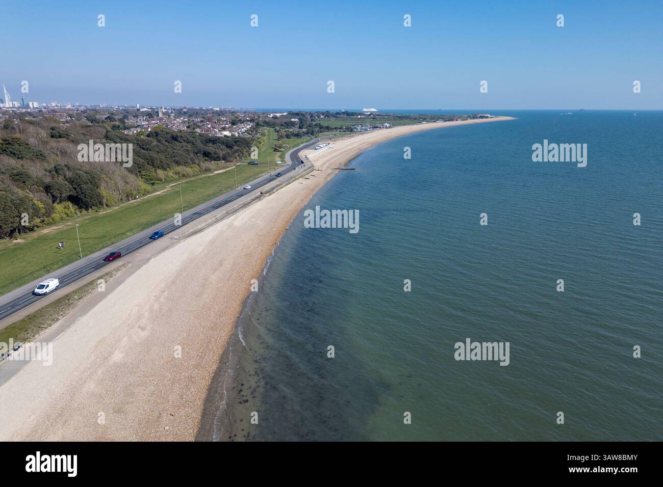 Vista aerea che guarda a circa est lungo la spiaggia di Stokes Bay (PO12), Gosport, Hampshire, Regno Unito. Foto Stock