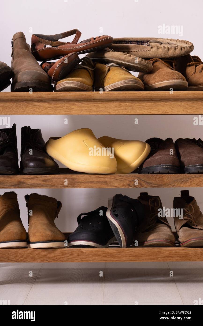 Interni eleganti di una sala moderna con scarpe in piedi. Foto di alta qualità Foto Stock
