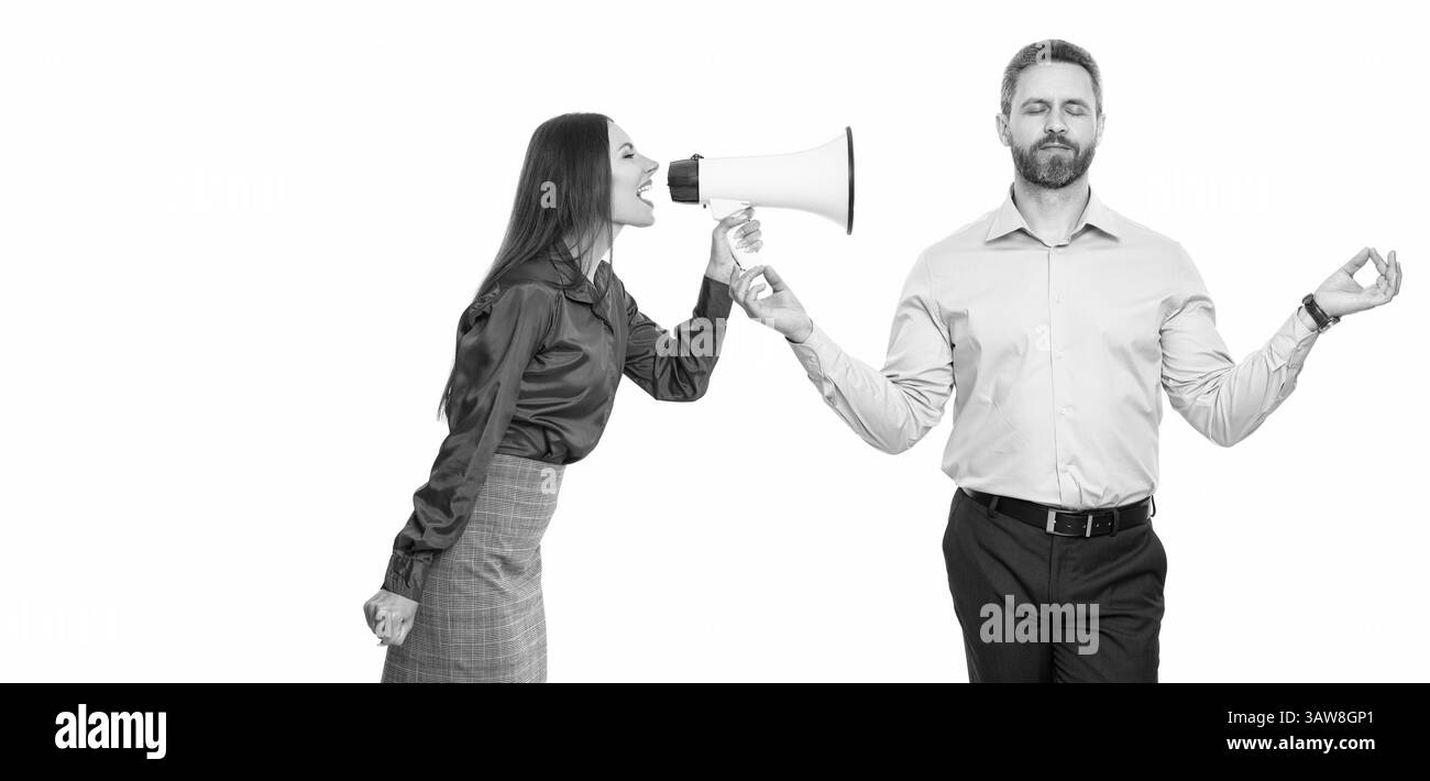 risoluzione dei conflitti. concetto di rivalità. conflitto di affari. donna d'affari che urla un dipendente isolato sul bianco. il capo dell'azienda è in conflitto con il partner Foto Stock