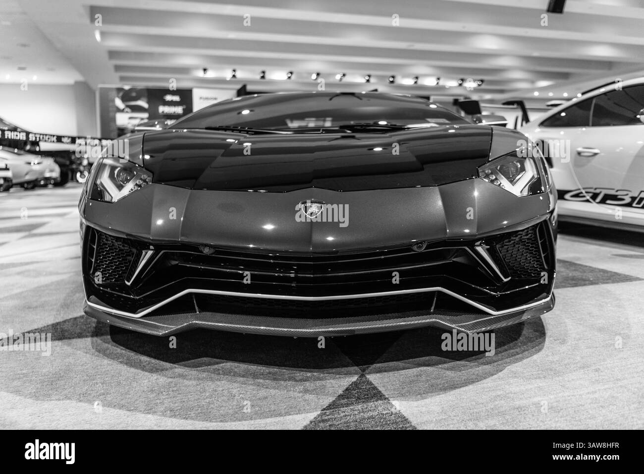 New York City, USA - 27 marzo 2024: Lamborghini Aventador SV Sportscar viola al New York International Auto Show, vista bassa Foto Stock