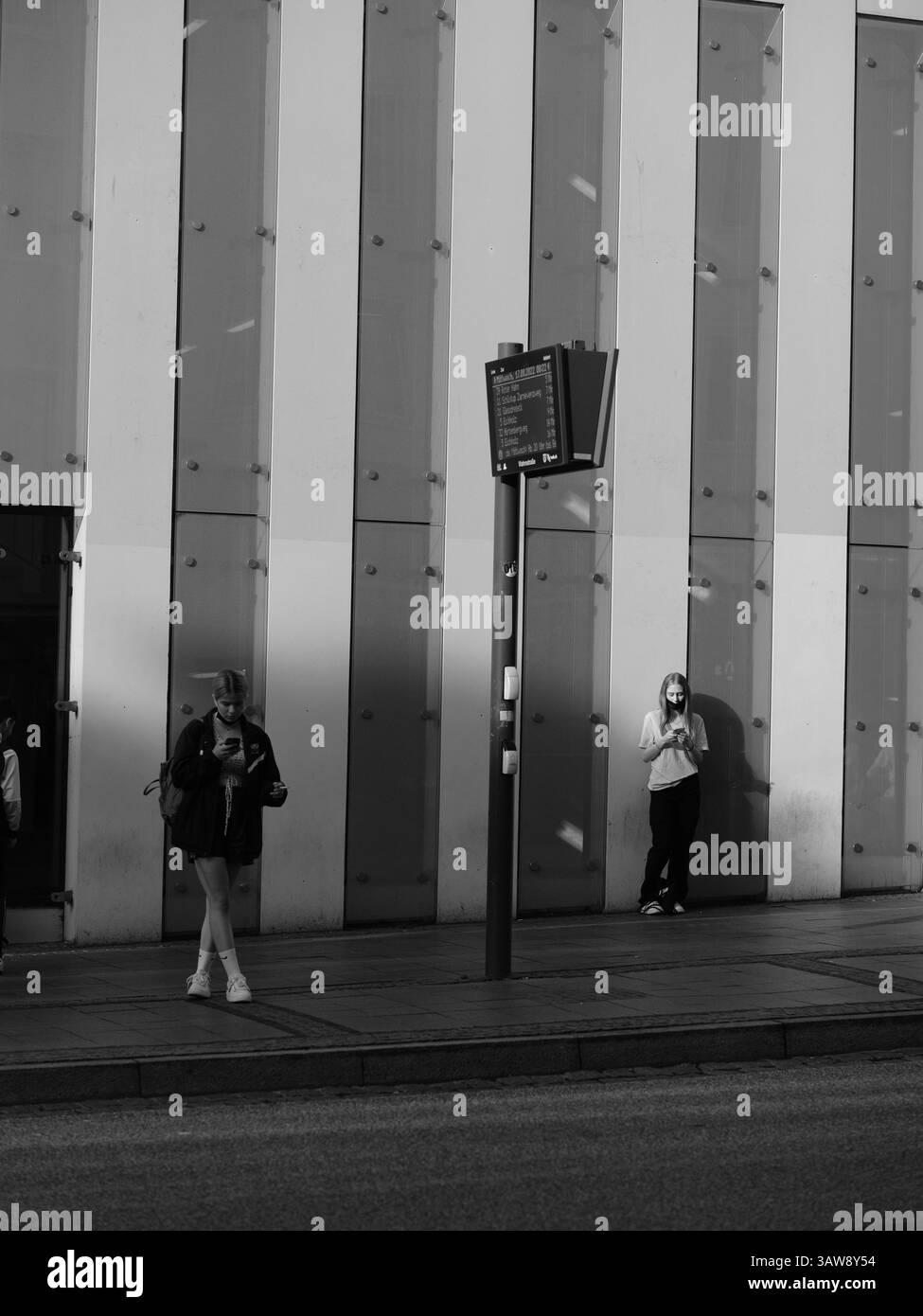 Lübeck, Schleswig-Holstein, Germania. 17 agosto 2022. Persone che aspettano alla fermata dell'autobus. Foto Stock