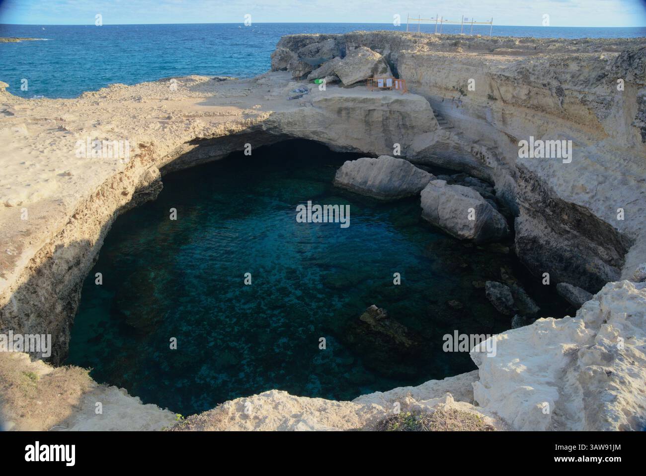 Vista della famosa Grotta della poesia, una delle piscine naturali più belle del mondo. Salento, Italia Foto Stock