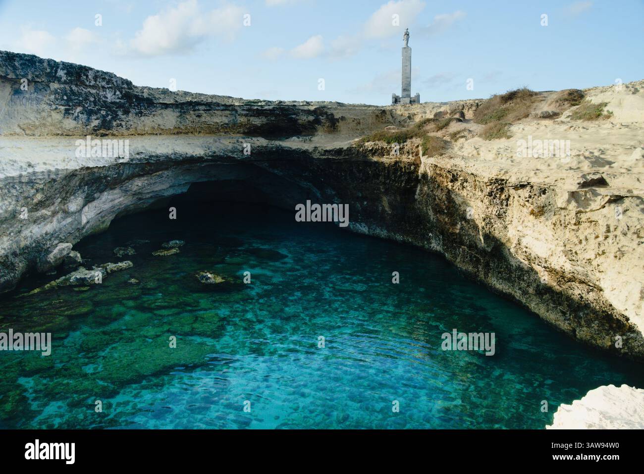 Vista della famosa Grotta della poesia, una delle piscine naturali più belle del mondo. Salento, Italia Foto Stock