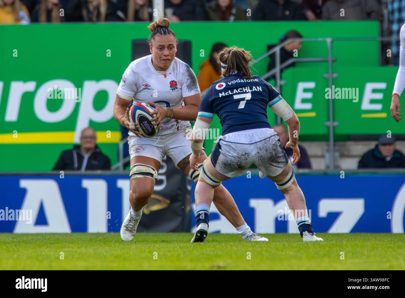 Leicester, Regno Unito, 19 aprile 2025 Inghilterra numero 8 Maddie Feunati corre al fianco scozzese Rachel McLachlan nel Women's Six Nations al Mattioli Woods Welford Road Stadium, Leicester, Regno Unito. Alex Williams / Alamy Live News Foto Stock