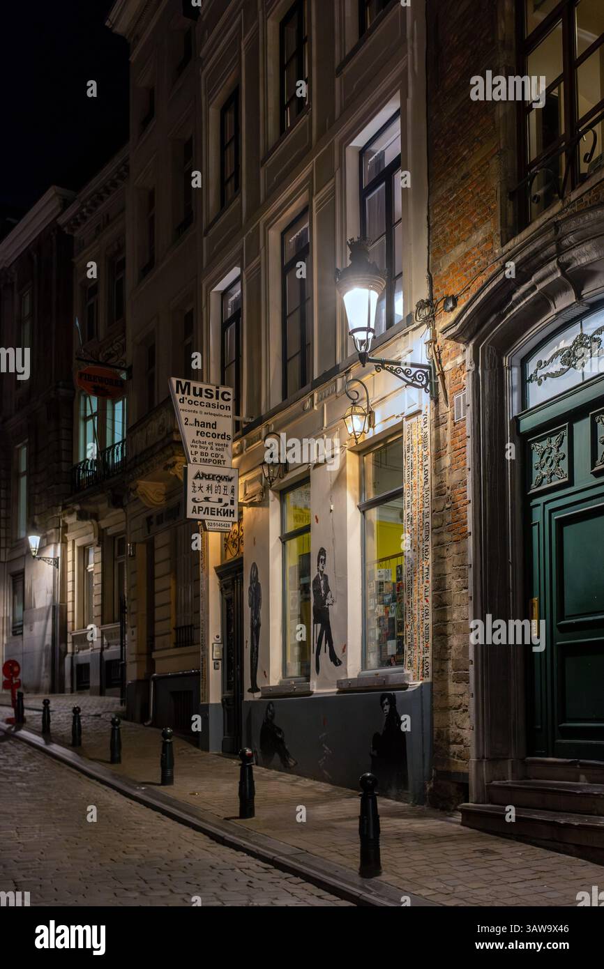 L'esterno del negozio di dischi di notte, Bruxelles, Belgio Foto Stock