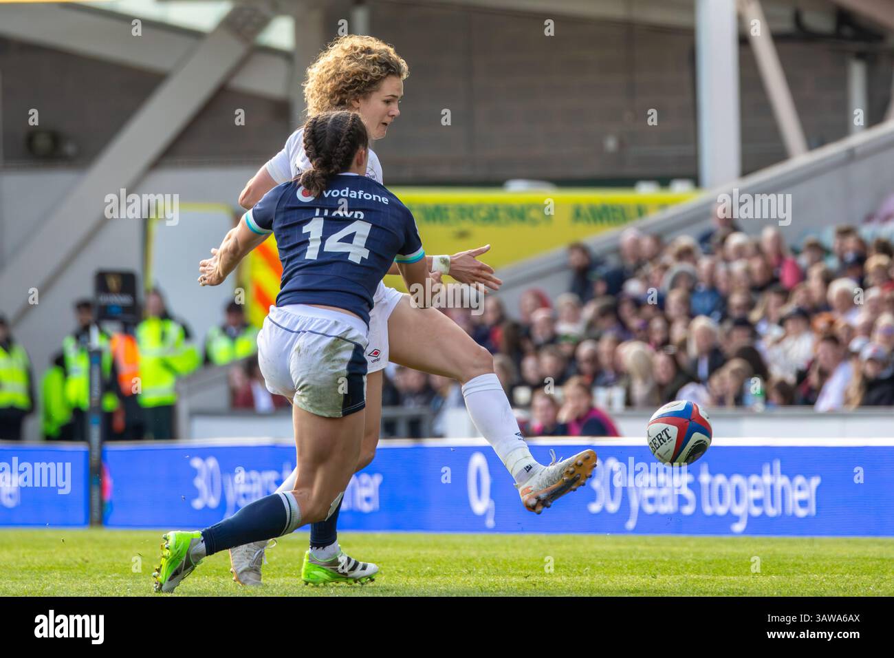 Leicester, Regno Unito, 19 aprile 2025 il fullback inglese Ellie Kildunne mette un calcio oltre l'ala scozzese Rhona Lloyd nel Women's Six Nations al Mattioli Woods Welford Road Stadium, Leicester, Regno Unito. Alex Williams / Alamy Live News Foto Stock