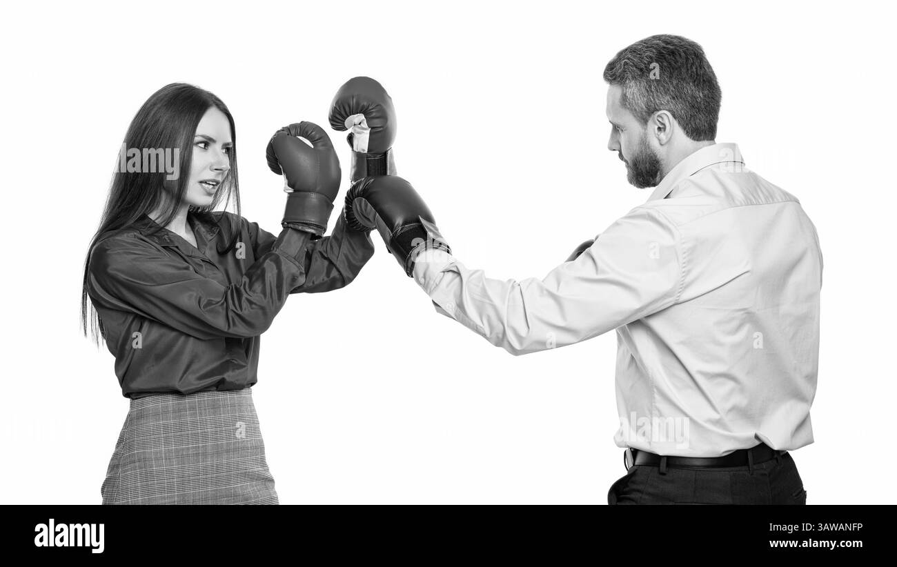 due uomini d'affari che risolvono conflitti aziendali discutendo in ufficio con guanti da boxe isolati su bianco con espressione di mancanza di rispetto Foto Stock
