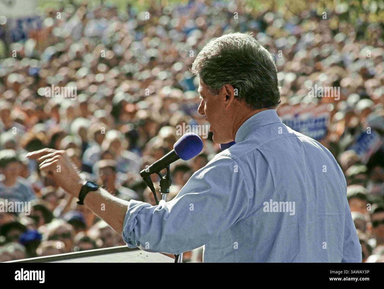 1° gennaio 1992 - U. S - il governatore dell'Arkansas William Clinton parla alla folla durante la sua campagna presidenziale di successo (immagine di credito: © Mark Reinstein via ZUMA Wire) Foto Stock