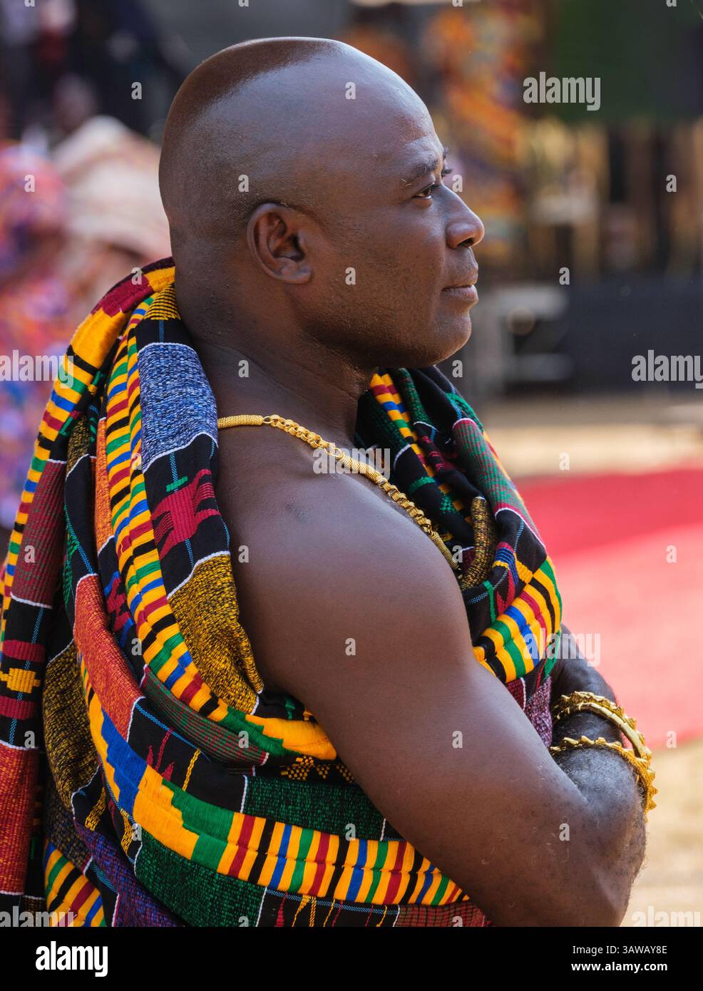 Kumasi, Ghana. Ashanti Akwasidae Festival. Uomo ghanese che indossa un tessuto tradizionale. Foto Stock