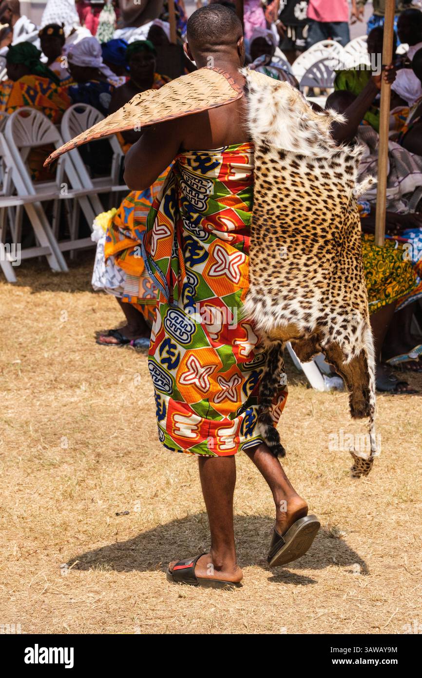 Kumasi, Ghana. Ashanti Akwasidae Festival. Uomo in tessuto tradizionale con pelle leopardata. Foto Stock