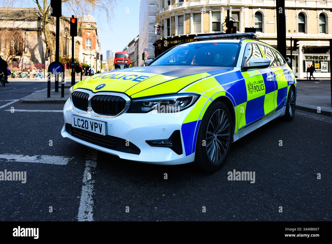 Londra, Regno Unito - 3 aprile 2025; strada di blocco auto BMW ad alta visibilità della City of London Foto Stock