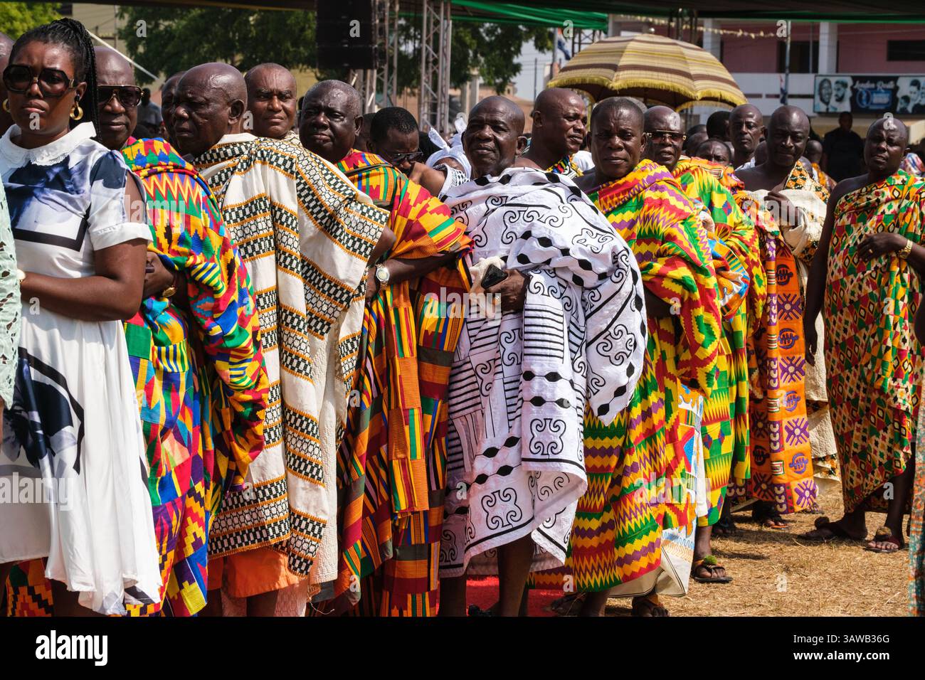 Kumasi, Ghana. Ashanti Akwasidae Festival. Uomini in abbigliamento tradizionale che entrano nell'area cerimoniale. Foto Stock