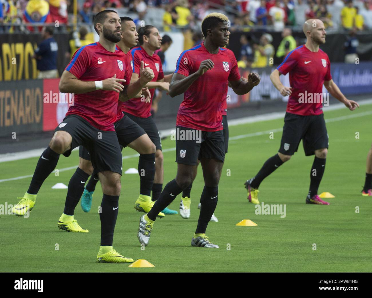 25 giugno 2016 - Phoenix, Arizona, U. S - i membri della squadra nazionale degli Stati Uniti si riscaldano prima della partita contro la Colombia nel torneo di calcio Copa America Centenario 2016 tenutosi presso lo stadio dell'Università di Phoenix a Phoenix, Arizona, sabato 25 giugno 2016. (Immagine di credito: © Prensa Internacional via cavo ZUMA) Foto Stock