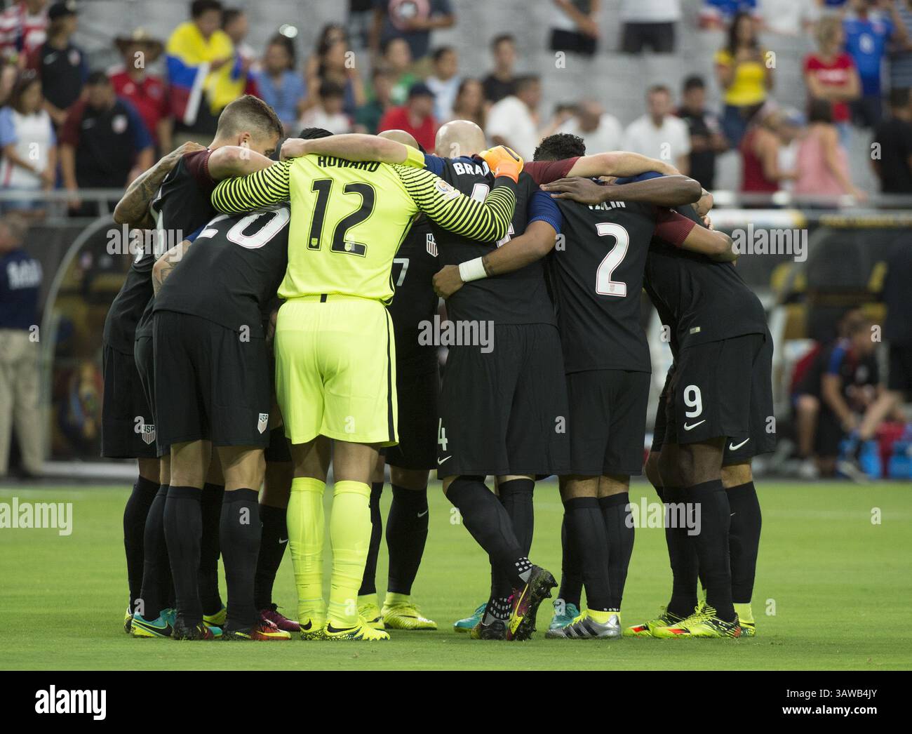 25 giugno 2016 - Phoenix, Arizona, U. S - la squadra nazionale degli Stati Uniti si riunisce prima della partita contro la Colombia nel torneo di calcio Copa America Centenario 2016 tenutosi presso l'University of Phoenix Stadium di Phoenix, Arizona, sabato 25 giugno 2016. La Colombia vince 1-0. (Immagine di credito: © Prensa Internacional via cavo ZUMA) Foto Stock