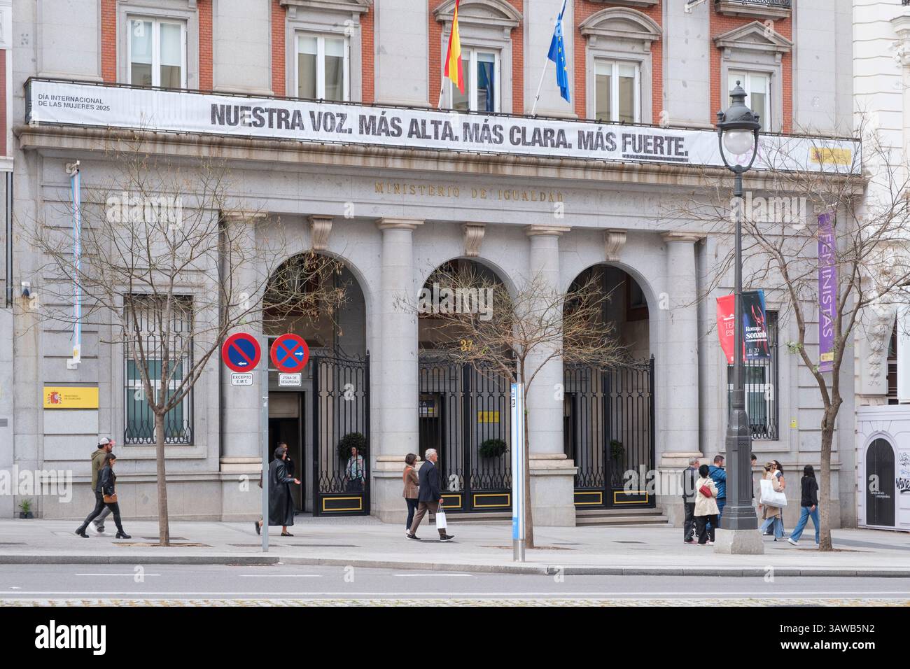 Ministero per l'uguaglianza (di donne e uomini) a Madrid. Sull'edificio è appeso uno stendardo con l'iscrizione: La nostra voce. Più forte. Più chiaro. Più forte. Foto Stock