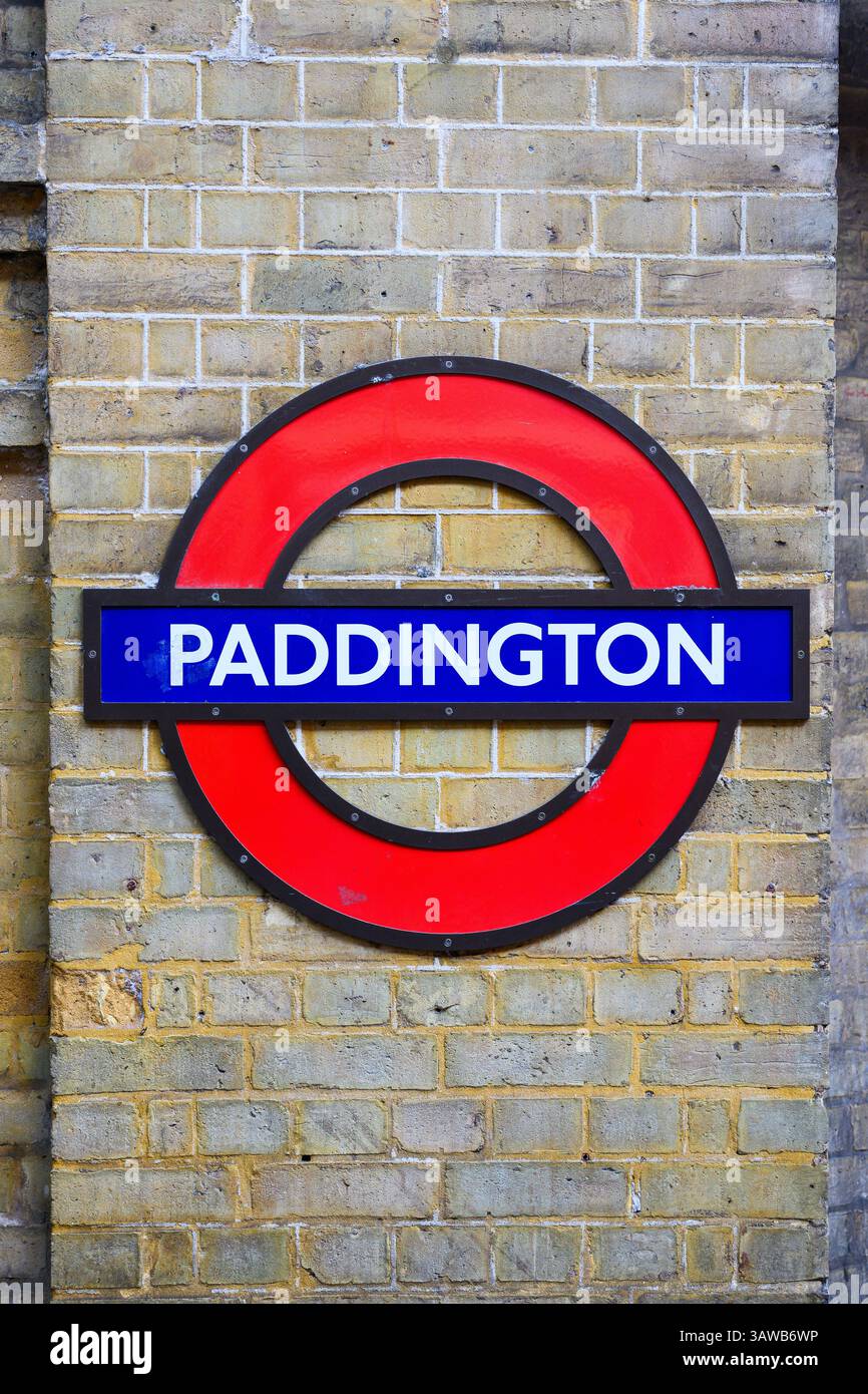 Londra, Regno Unito - 3 aprile 2025; London Underground Red and Blue Roundel a Paddington su un muro di mattoni Foto Stock
