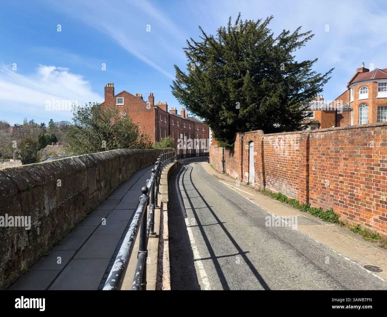 Town Wall Road e sentiero lungo strutture in mattoni e pietra a Shrwewsbury Foto Stock