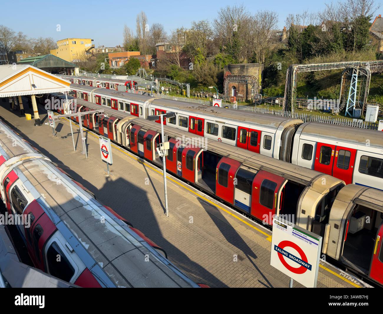 Londra, Regno Unito - 3 aprile 2025; Panoramica dei treni della metropolitana Central e District Line a Ealing Broadway Foto Stock