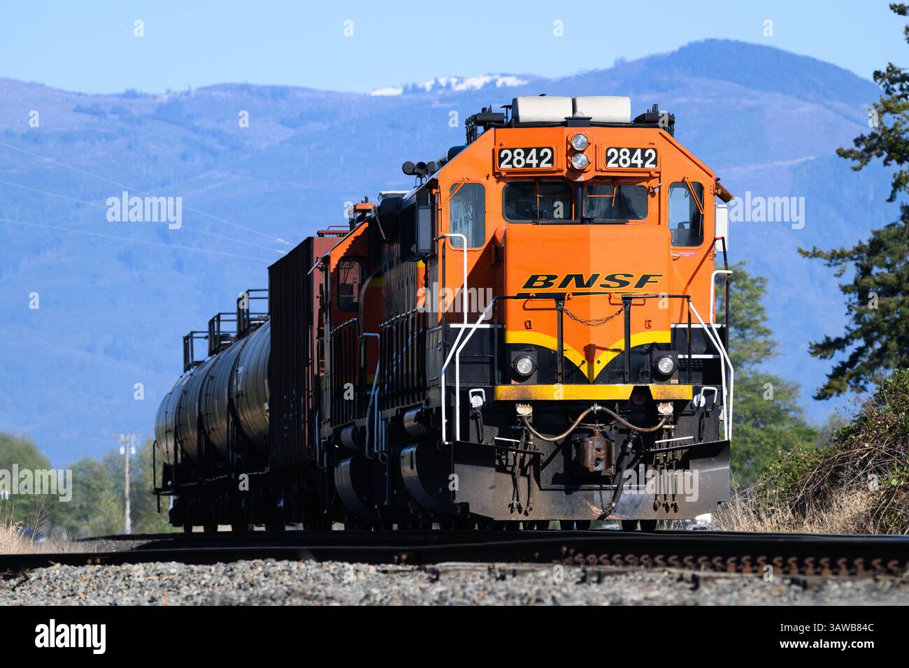 Mount Vernon, WA, Stati Uniti d'America - 16 aprile 2025; locomotiva BNSF per il trasporto di brevi carichi in treno petrolifero con logo Swoosh Foto Stock