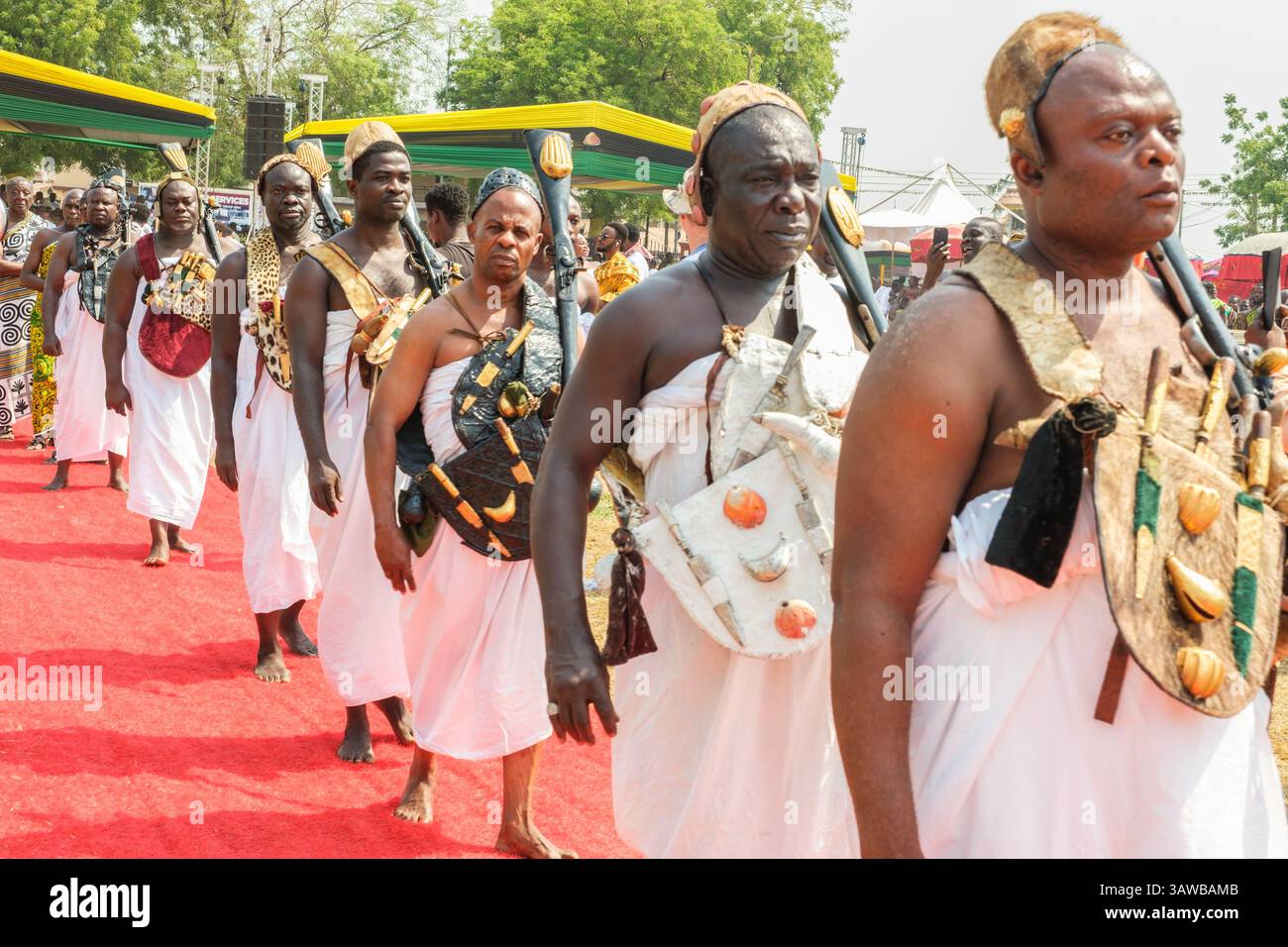 Kumasi, Ghana. Cerimonia Ashanti Akwasidae. I tradizionali guerrieri Ashanti entrano nell'area cerimoniale. Foto Stock