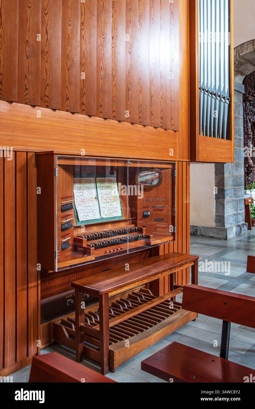 Vecchio organo con musiche e canne, in una chiesa in Spagna Foto Stock