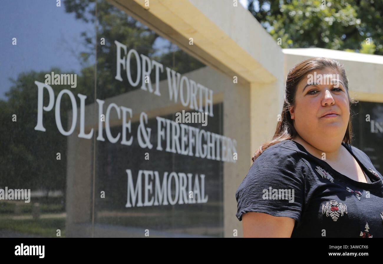22 luglio 2016 - Fort Worth, Texas, USA - Teresa Cruz Nava-Salazar, vedova dell'ufficiale di polizia caduto Henry ''Hank''' Nava, Jr., visita il Fort Worth Police and Firefighters Memorial a Trinity Park lunedì 25 luglio 2016 a Fort Worth, Texas. (Immagine di credito: © Rodger Mallison/TNS tramite filo ZUMA) Foto Stock