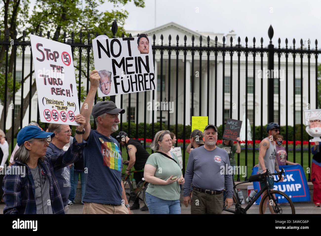 Washington DC, Stati Uniti. 19 aprile 2025, centinaia di manifestanti si sono riuniti di fronte alla Casa Bianca per protestare contro una vasta gamma di questioni legate alle politiche e alle azioni di Donald Trump e del miliardario tecnologico Elon Musk. Organizzata principalmente dal Partito per il socialismo e la Liberazione (PSL), un partito politico marxista-leninista negli Stati Uniti, la protesta si è concentrata su cause tra cui la solidarietà con la Palestina, il sostegno per i diritti LGBT e trans, i diritti degli americani disabili, l'opposizione al capitalismo, i diritti degli immigrati e la difesa dell'accesso all'aborto. Crediti: Diego Montoya/Alamy Live News Foto Stock