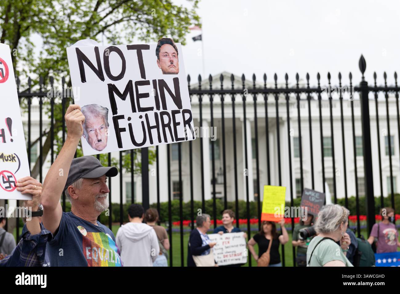 Washington DC, Stati Uniti. 19 aprile 2025, centinaia di manifestanti si sono riuniti di fronte alla Casa Bianca per protestare contro una vasta gamma di questioni legate alle politiche e alle azioni di Donald Trump e del miliardario tecnologico Elon Musk. Organizzata principalmente dal Partito per il socialismo e la Liberazione (PSL), un partito politico marxista-leninista negli Stati Uniti, la protesta si è concentrata su cause tra cui la solidarietà con la Palestina, il sostegno per i diritti LGBT e trans, i diritti degli americani disabili, l'opposizione al capitalismo, i diritti degli immigrati e la difesa dell'accesso all'aborto. Crediti: Diego Montoya/Alamy Live News Foto Stock