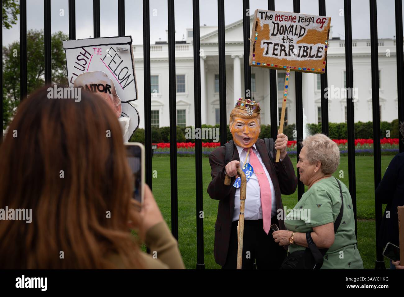 Washington DC, Stati Uniti. 19 aprile 2025, centinaia di manifestanti si sono riuniti di fronte alla Casa Bianca per protestare contro una vasta gamma di questioni legate alle politiche e alle azioni di Donald Trump e del miliardario tecnologico Elon Musk. Organizzata principalmente dal Partito per il socialismo e la Liberazione (PSL), un partito politico marxista-leninista negli Stati Uniti, la protesta si è concentrata su cause tra cui la solidarietà con la Palestina, il sostegno per i diritti LGBT e trans, i diritti degli americani disabili, l'opposizione al capitalismo, i diritti degli immigrati e la difesa dell'accesso all'aborto. Crediti: Diego Montoya/Alamy Live News Foto Stock