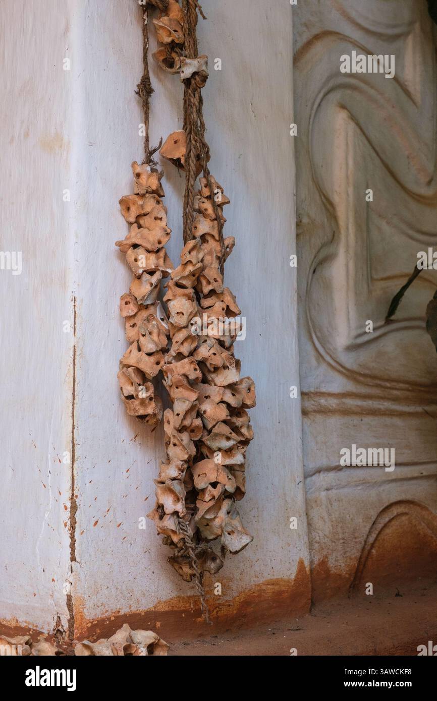 Ghana, Ejisu Besease. Yaw Tano, o Tano Yaw, Ashanti Shrine. Collana di ossa animali. Foto Stock