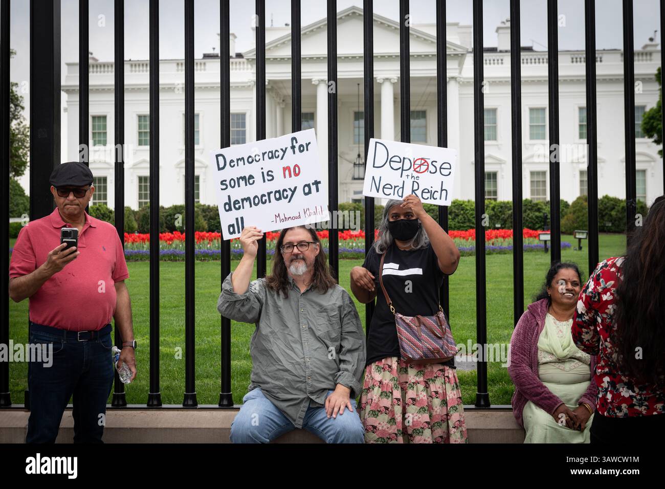 Washington DC, Stati Uniti. 19 aprile 2025, centinaia di manifestanti si sono riuniti di fronte alla Casa Bianca per protestare contro una vasta gamma di questioni legate alle politiche e alle azioni di Donald Trump e del miliardario tecnologico Elon Musk. Organizzata principalmente dal Partito per il socialismo e la Liberazione (PSL), un partito politico marxista-leninista negli Stati Uniti, la protesta si è concentrata su cause tra cui la solidarietà con la Palestina, il sostegno per i diritti LGBT e trans, i diritti degli americani disabili, l'opposizione al capitalismo, i diritti degli immigrati e la difesa dell'accesso all'aborto. Crediti: Diego Montoya/Alamy Live News Foto Stock