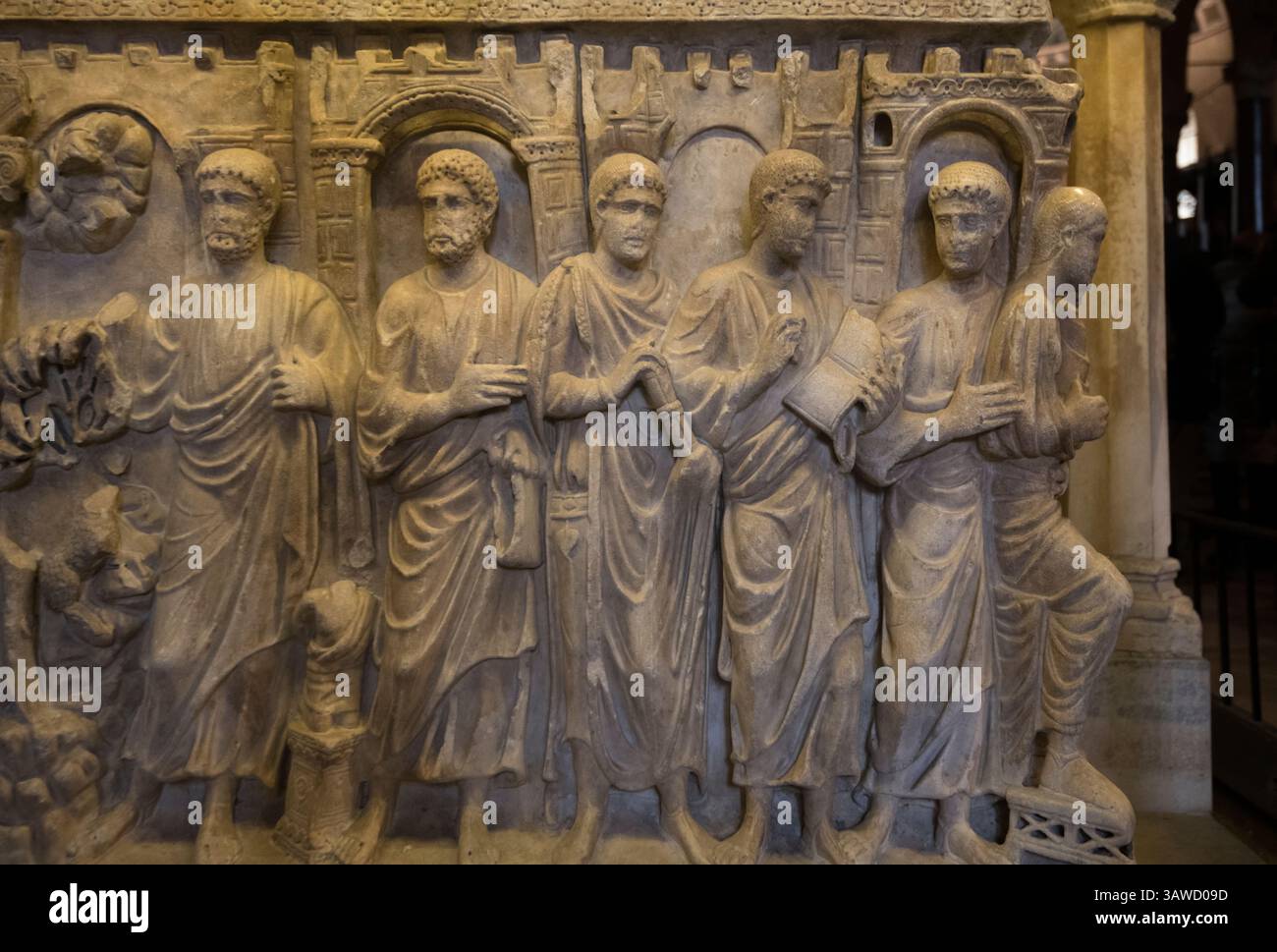 Il cosiddetto Sarcofago di Stilicone è un sarcofago paleocristiano marmoreo utilizzato fin da prima del X secolo come base per il pulpito della chiesa di Sant'Ambrogio a Milano. Sembra che sia stato fatto tra il 387 e il 390, due decenni prima della morte dell'omonimo generale Stilicone, e quindi probabilmente non è associato a lui. Il sarcofago probabilmente non contiene il corpo di Stilicone. Basilica di Sant'Ambrogio a Milano, Italia. Foto Stock