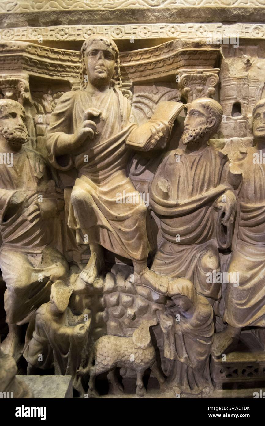 Il cosiddetto Sarcofago di Stilicone è un sarcofago paleocristiano marmoreo utilizzato fin da prima del X secolo come base per il pulpito della chiesa di Sant'Ambrogio a Milano. Sembra che sia stato fatto tra il 387 e il 390, due decenni prima della morte dell'omonimo generale Stilicone, e quindi probabilmente non è associato a lui. Il sarcofago probabilmente non contiene il corpo di Stilicone. Gesù tra gli Apostoli Basilica di Sant'Ambrogio a Milano. Foto Stock
