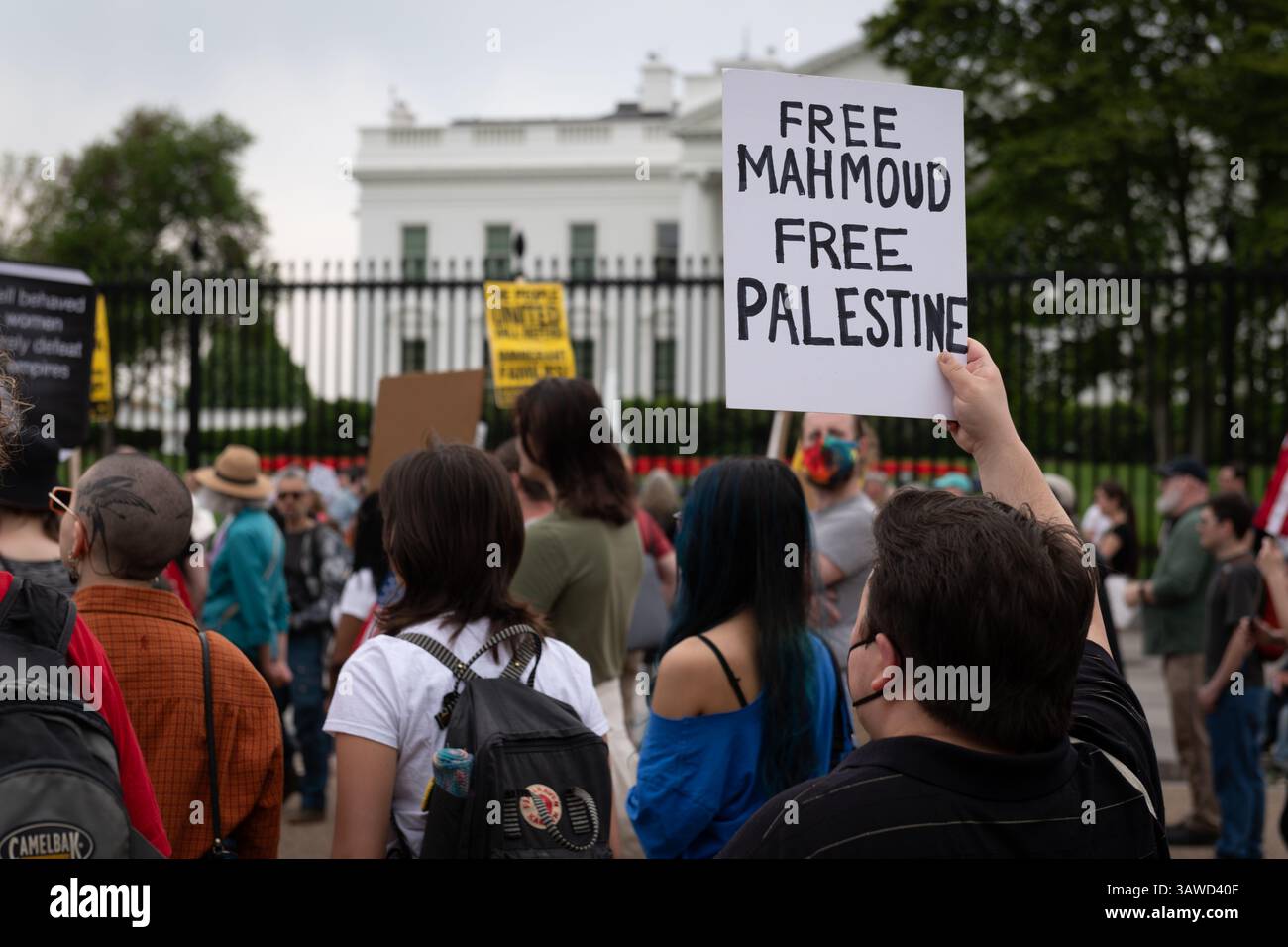 Washington DC, Stati Uniti. 19 aprile 2025, centinaia di manifestanti si sono riuniti di fronte alla Casa Bianca per protestare contro una vasta gamma di questioni legate alle politiche e alle azioni di Donald Trump e del miliardario tecnologico Elon Musk. Organizzata principalmente dal Partito per il socialismo e la Liberazione (PSL), un partito politico marxista-leninista negli Stati Uniti, la protesta si è concentrata su cause tra cui la solidarietà con la Palestina, il sostegno per i diritti LGBT e trans, i diritti degli americani disabili, l'opposizione al capitalismo, i diritti degli immigrati e la difesa dell'accesso all'aborto. Crediti: Diego Montoya/Alamy Live News Foto Stock