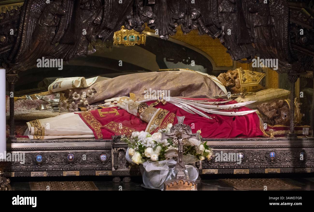 La cripta della basilica di Sant'Ambrogio contiene i resti scheletrici di Sant'Ambrogio vestiti di vesti pontificie bianche. Su entrambi i lati di Sant'Ambrogio si trovavano i due martiri Gervasio e Protasio che indossavano surplici bianchi e dorati, dalmatica rossa, corone dorate con rami di palma. Basilica romana minore collegiata abbaziale prepositurale di Sant'Ambrogio. Un'antica chiesa cattolica romana in stile romanico nel centro di Milano, regione Lombardia, Italia. Originariamente commissionato da Sant'Ambrogio nel 379-386. Foto Stock