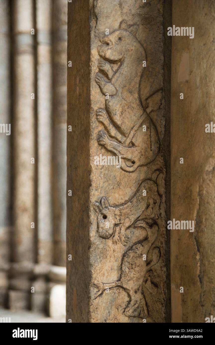 Dettaglio della muratura scolpita in pietra sull'esterno della Basilica di Sant'Ambrogio, Milano, Italia. Colonne in pietra con disegni di animali stilizzati Foto Stock
