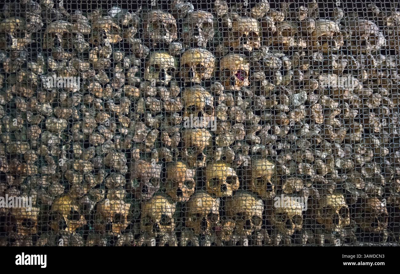 San Bernardino alle ossa è una chiesa di Milano meglio conosciuta per il suo ossario, una piccola cappella laterale decorata con numerosi teschi e ossa umani. Nel 1210, quando un cimitero adiacente finì lo spazio, fu costruita una stanza per contenere le ossa. Una chiesa fu annessa nel 1269. Rinnovato nel 1679, è stato distrutto da un incendio nel 1712. Una nuova chiesa più grande fu poi annessa a quella più antica e dedicata a San Bernardino da Siena. Chiesa di San Bernardino alle ossa, Piazza Santo Stefano, Milano, Italia Foto Stock