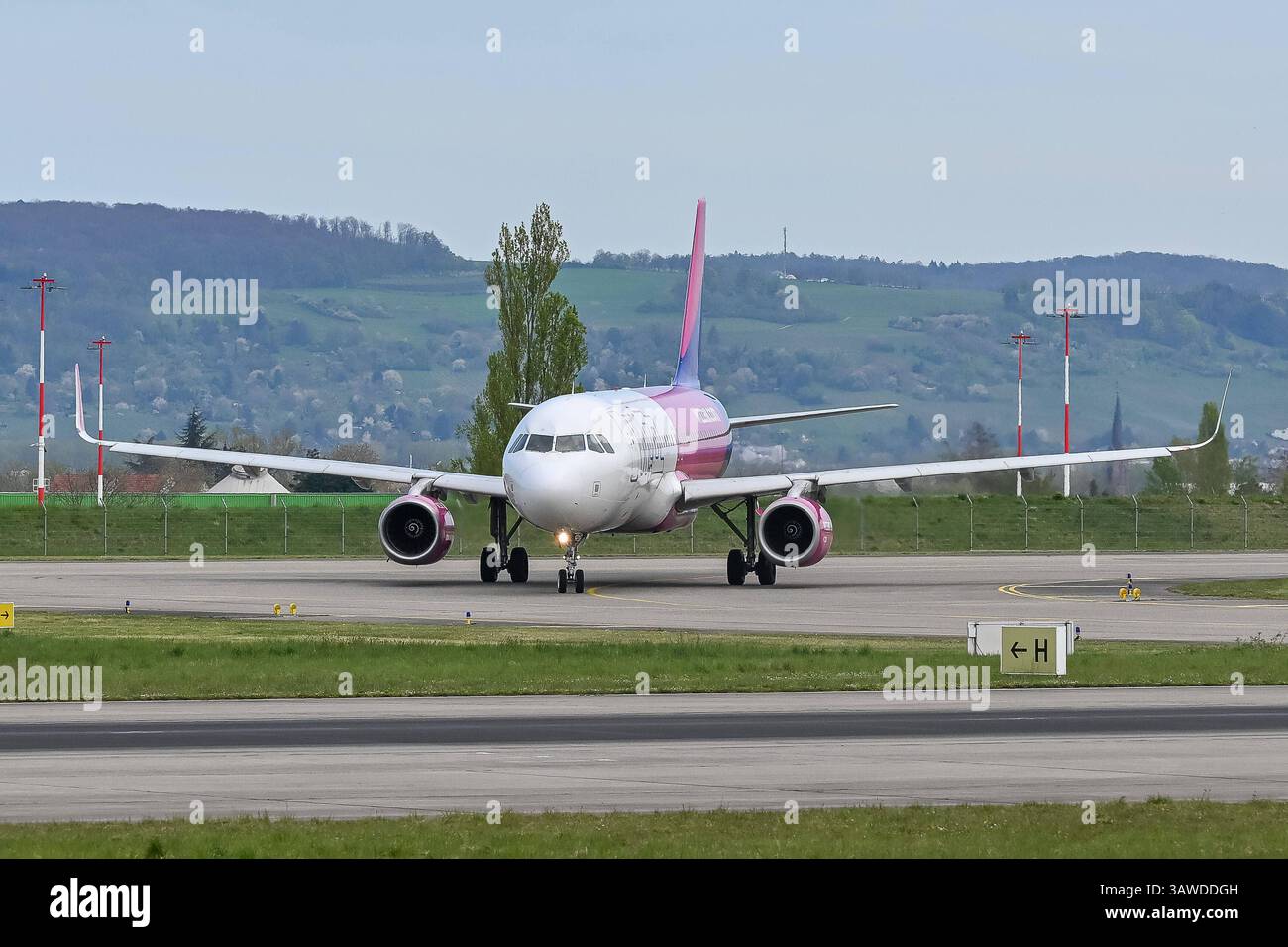 Saint-Louis fr, EuroAirport Basel-Mulhouse-Freiburg, Flugzeuge, 12.04.2025 Flugzeug der Airline Wizzair beim Abflug vom Euroairport fr, EuroAirport Basel-Mulhouse-Freiburg, Flugzeuge, 12.04.2025 *** Saint Louis fr, EuroAirport Basel Mulhouse Freiburg, aeromobile, 12 04 2025 Wizzair in partenza 2025 Foto Stock