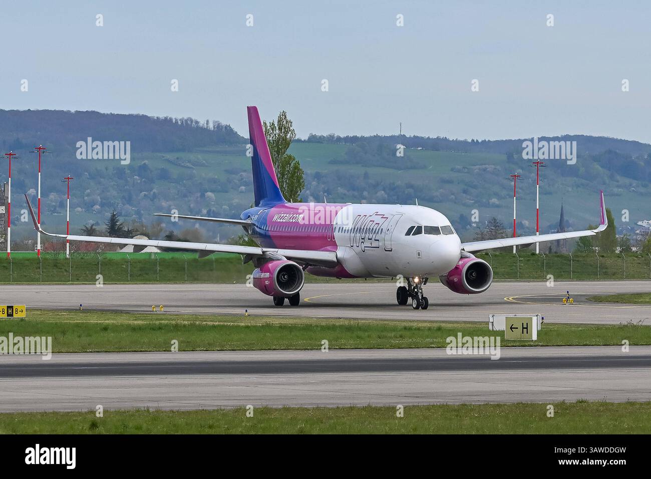 Saint-Louis fr, EuroAirport Basel-Mulhouse-Freiburg, Flugzeuge, 12.04.2025 Flugzeug der Airline Wizzair beim Abflug vom Euroairport fr, EuroAirport Basel-Mulhouse-Freiburg, Flugzeuge, 12.04.2025 *** Saint Louis fr, EuroAirport Basel Mulhouse Freiburg, aeromobile, 12 04 2025 Wizzair in partenza 2025 Foto Stock