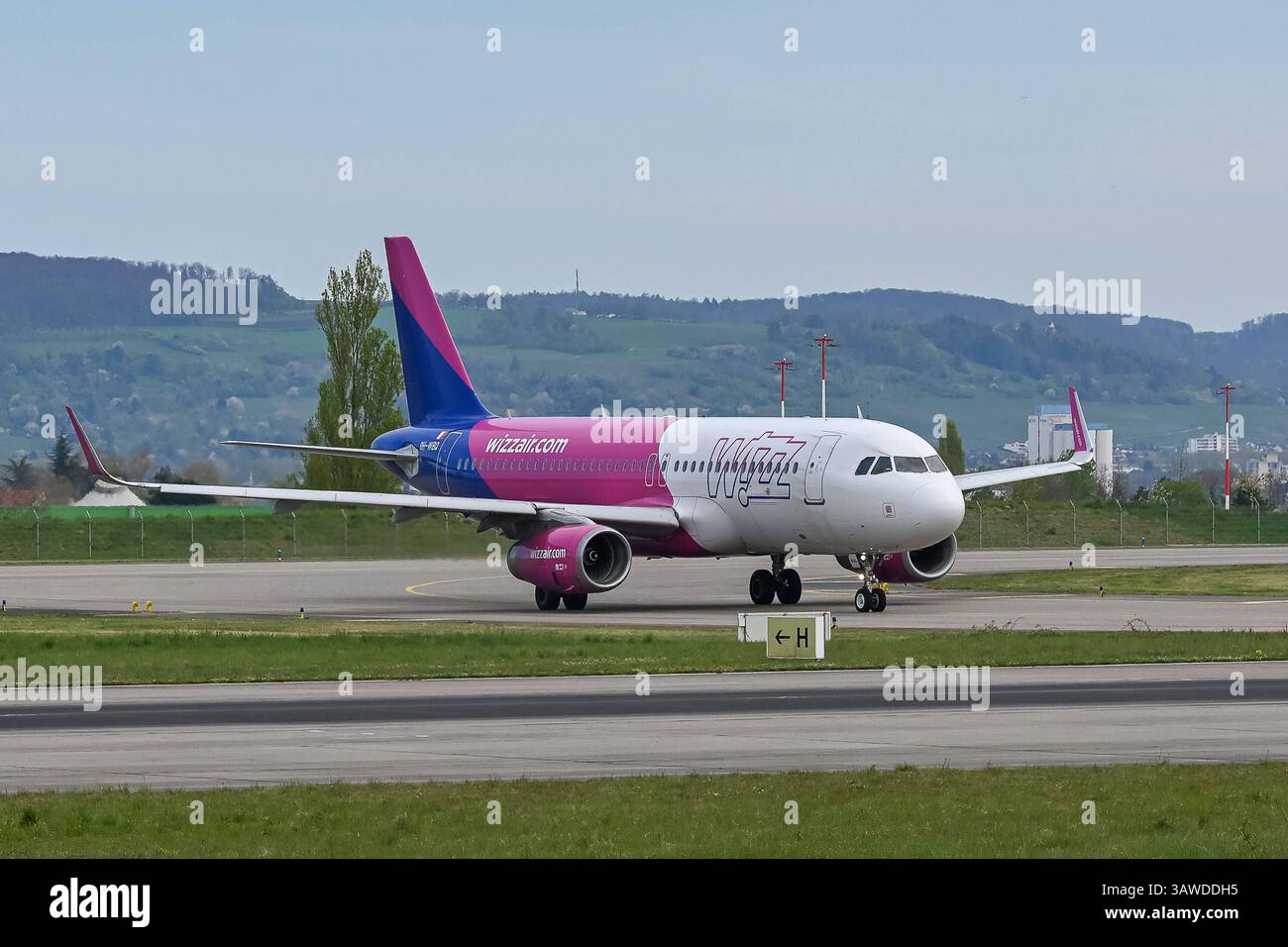 Saint-Louis fr, EuroAirport Basel-Mulhouse-Freiburg, Flugzeuge, 12.04.2025 Flugzeug der Airline Wizzair beim Abflug vom Euroairport fr, EuroAirport Basel-Mulhouse-Freiburg, Flugzeuge, 12.04.2025 *** Saint Louis fr, EuroAirport Basel Mulhouse Freiburg, aeromobile, 12 04 2025 Wizzair in partenza 2025 Foto Stock