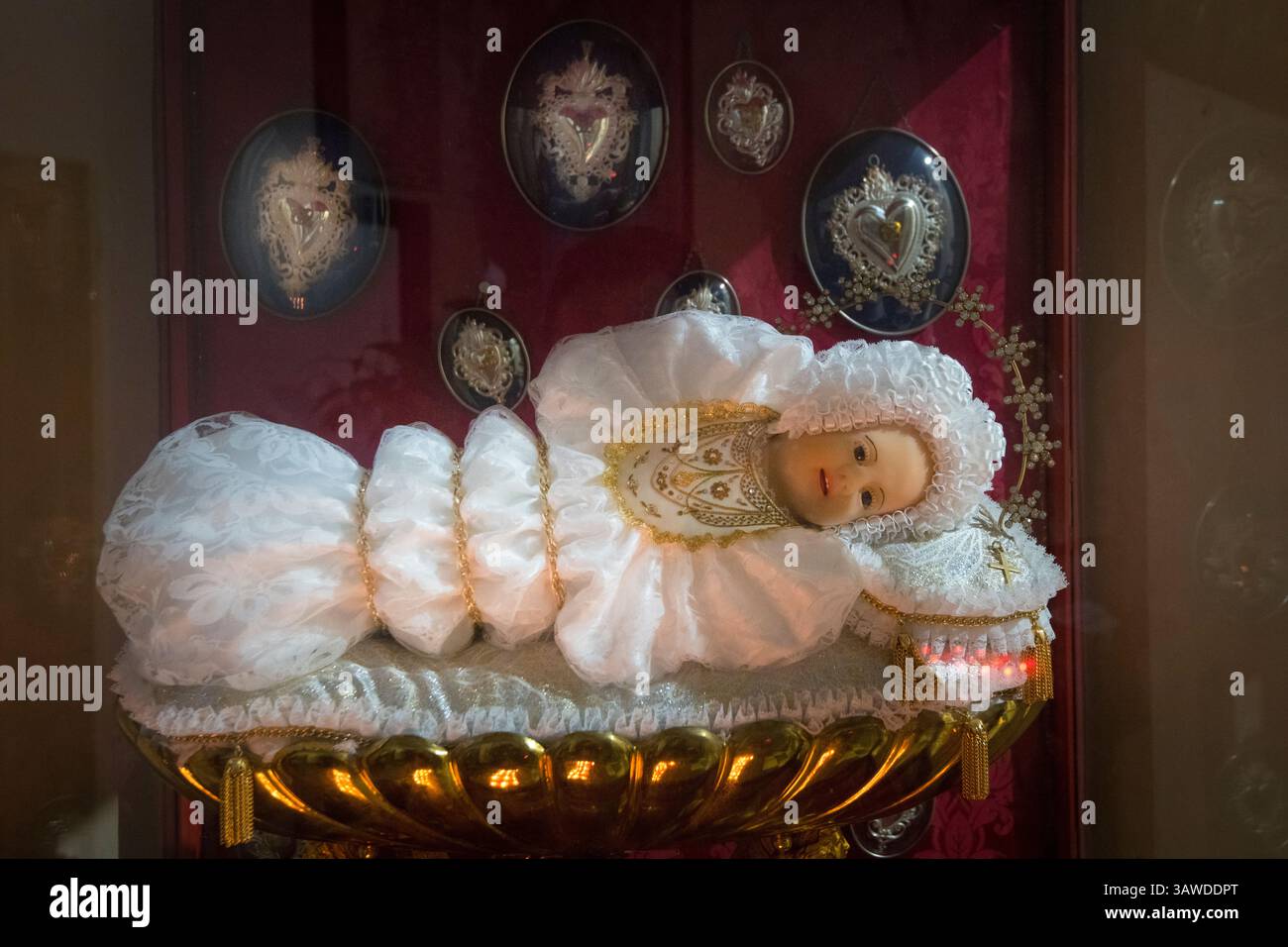 Gesù bambino avvolge in un fascio di stoffa. Vestiti a dondolo. Chiesa di San Bernardino alle ossa, Piazza Santo Stefano, Milano, Italia Foto Stock