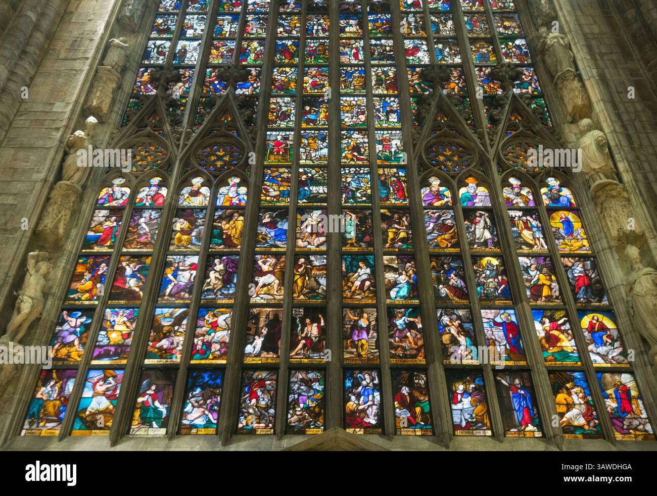 Maestose vetrate colorate nella Cattedrale di Mian. Le finestre più grandi si trovano nella parte più antica della cattedrale, il Battistero. L'architetto francese Nicolas de Bonaventure contribuì a realizzarne il progetto. Nel 1389 fu nominato capo architetto, dando alla cattedrale una forte impronta gotica, questa finestra raffigura le storie bibliche Foto Stock
