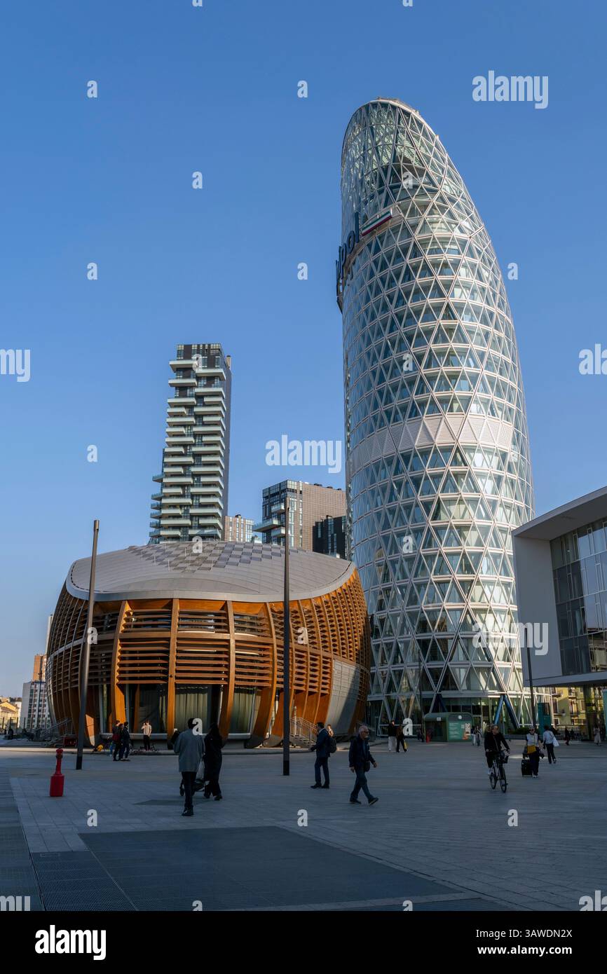 Como, Italia - 4 aprile 2025: Piazza Gae Aulenti nella città di Milano Foto Stock