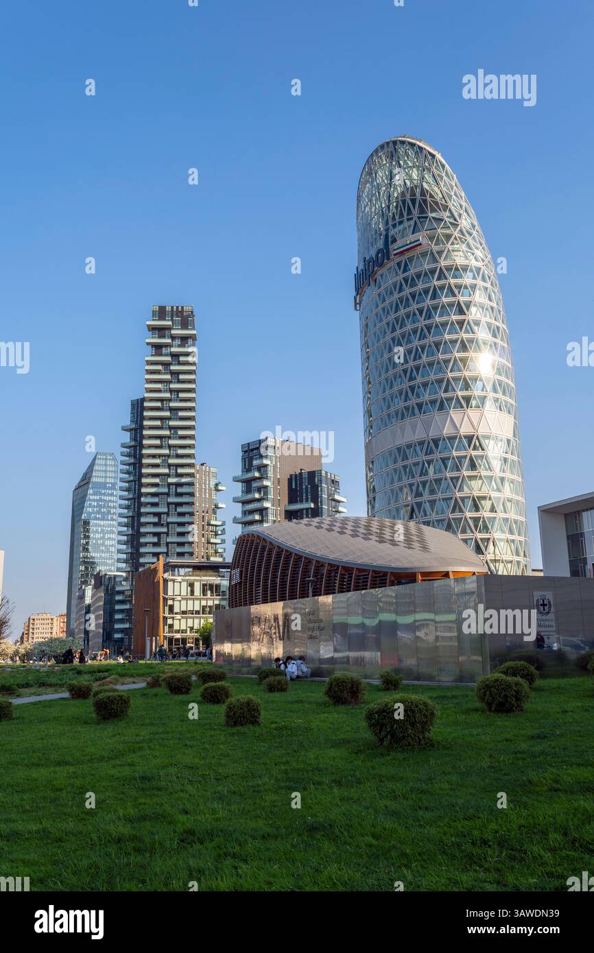 Como, Italia - 4 aprile 2025: Piazza Gae Aulenti nella città di Milano Foto Stock