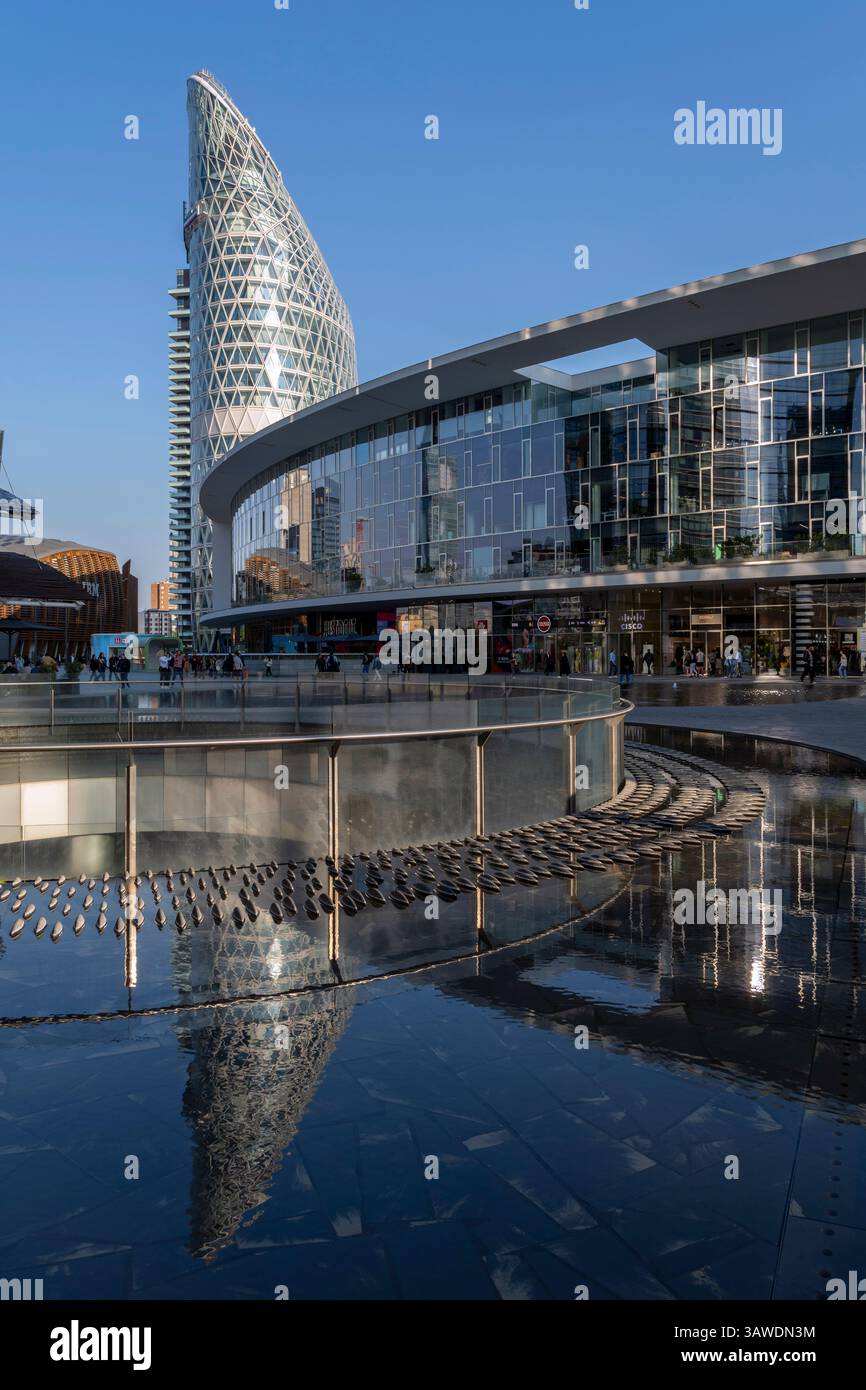 Como, Italia - 4 aprile 2025: Piazza Gae Aulenti nella città di Milano Foto Stock