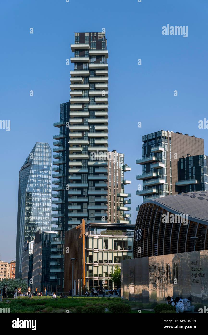 Como, Italia - 4 aprile 2025: L'edificio Torre Solaria nella città di Milano. Foto Stock