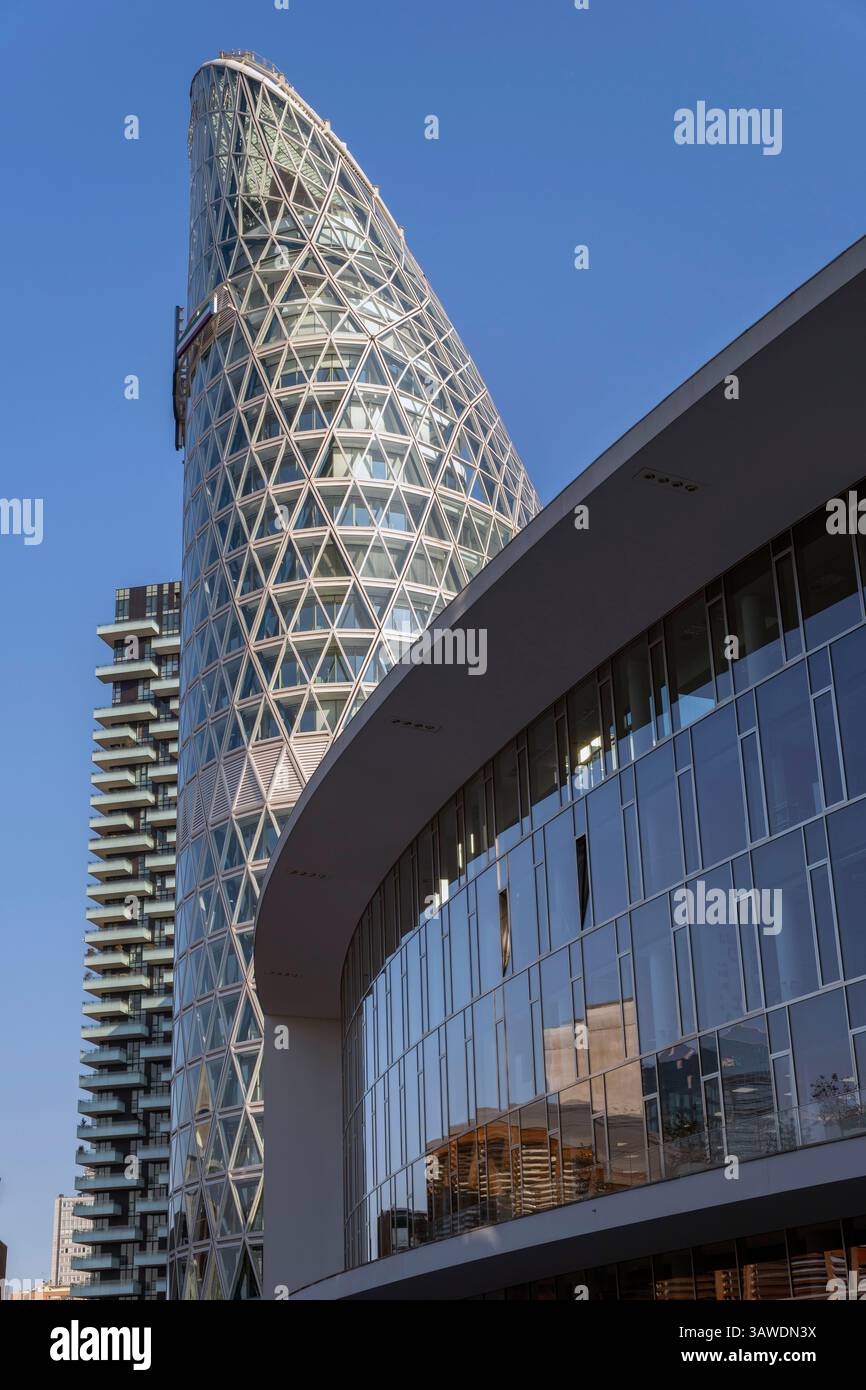 Como, Italia - 4 aprile 2025: Torre Unipol nella città di Milano. Foto Stock