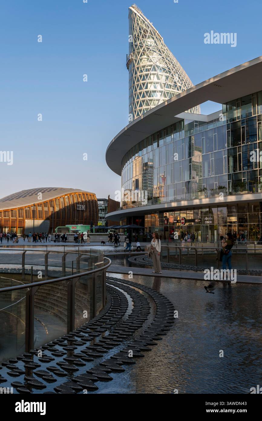 Como, Italia - 4 aprile 2025: Piazza Gae Aulenti nella città di Milano Foto Stock